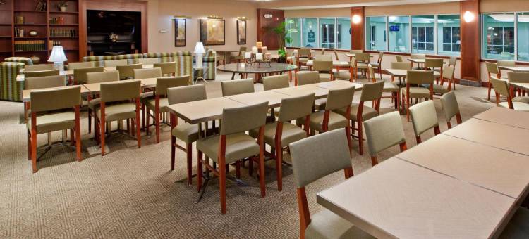 班诺克迪尔菲尔德拉昆塔温德姆套房酒店(La Quinta Inn & Suites by Wyndham Bannockburn-Deerfield)图片