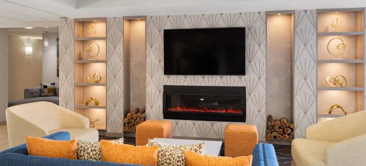 诺克斯维尔机场拉昆塔温德姆套房酒店(La Quinta Inn & Suites by Wyndham Knoxville Airport)图片