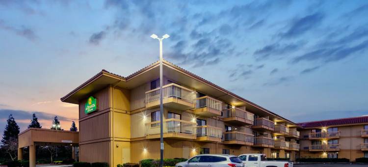 奥克兰海沃德拉昆塔温德姆套房酒店(La Quinta Inn & Suites by Wyndham Oakland - Hayward)图片