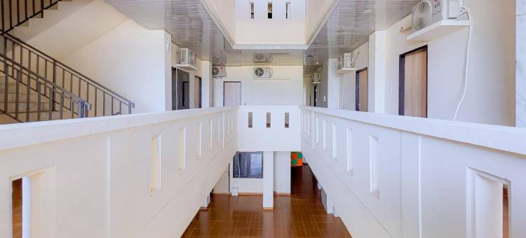 RedDoorz Plus at GNG Hotel El Tari Airport Kupang图片