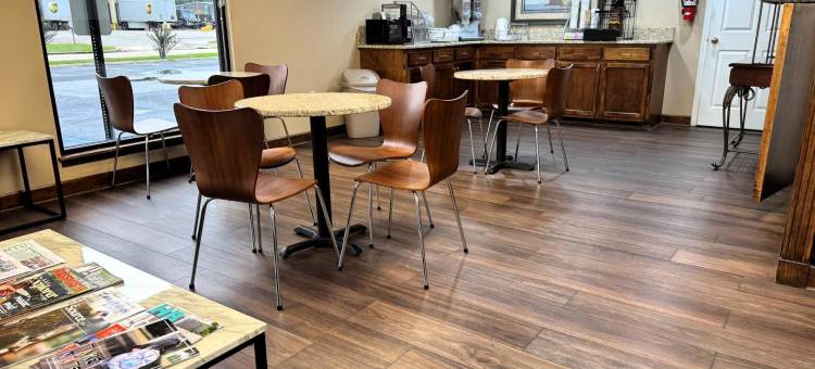 布恩维尔速8酒店(Super 8 by Wyndham Booneville)图片