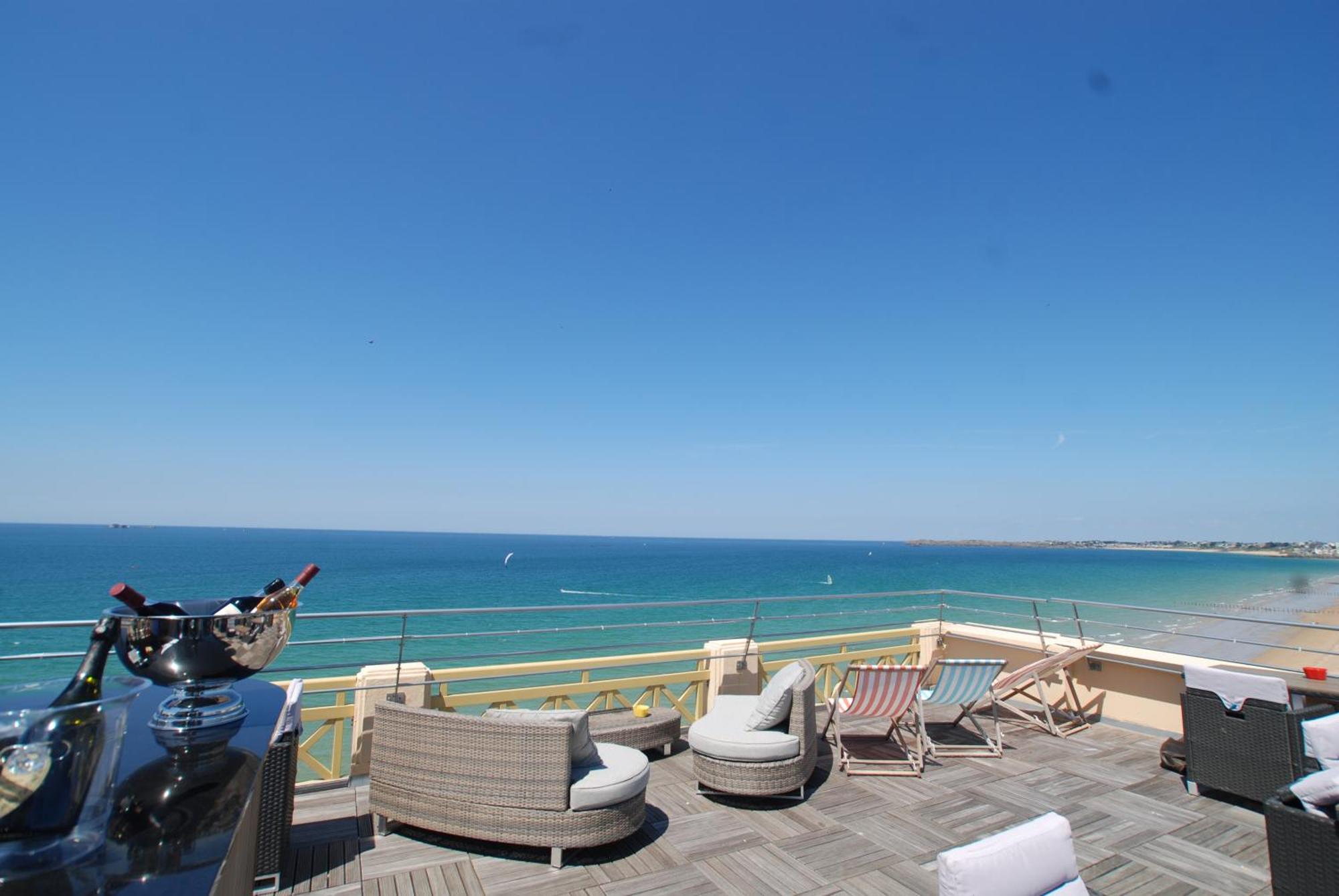 Ambassadeurs Logis Hotel Over view