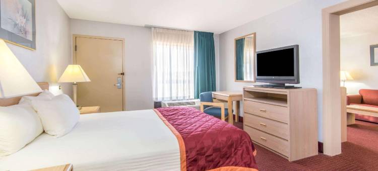 托皮卡呗盟套房酒店(Baymont by Wyndham Topeka)图片