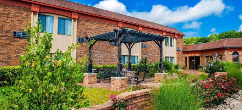 堪萨斯城机场北郊区套房酒店(Suburban Studios Kansas City Airport North)图片