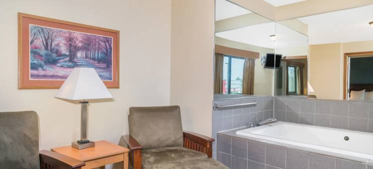 巴克斯特布雷纳德区戴斯套房酒店(Days Inn & Suites by Wyndham Baxter Brainerd Area)图片