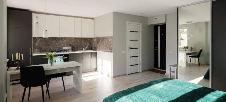 Green Bed by the Pine Forest图片