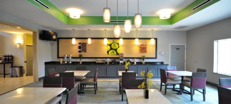 布鲁克希尔拉昆塔温德姆套房酒店(La Quinta Inn & Suites by Wyndham-Brookshire-West Katy)图片