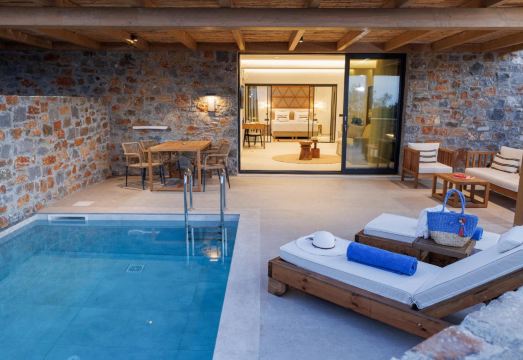 Deos Luxury Suites Hotel Overview