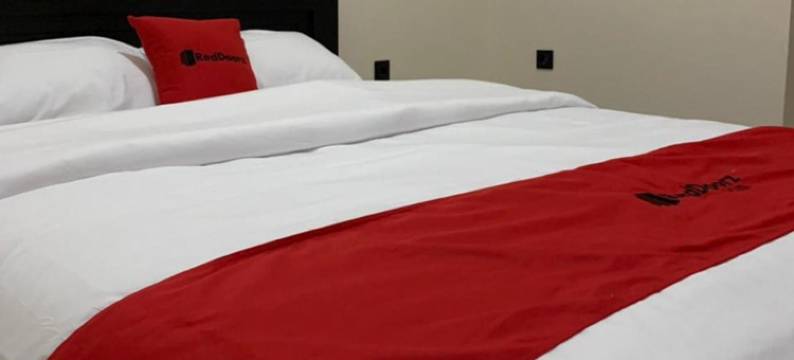 红多兹伊斯兰酒店-近帕蒂新邦利马(RedDoorz Syariah Near Kawasan Simpang Lima Pati)图片