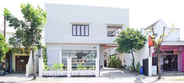 RedDoorz Plus Syariah at Umyas Hotel Near Terminal Anjuk Ladang Nganjuk图片