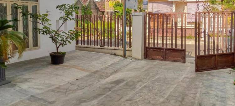 格洛丽亚家庭红色伙伴伊斯兰家庭旅馆(RedDoorz Syariah Near Pasar Sleko Madiun)图片