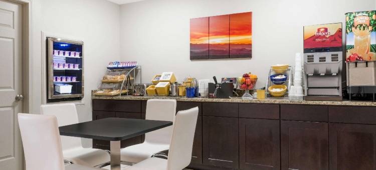 塞勒斯堡温德姆戴斯套房酒店(Days Inn & Suites by Wyndham Sellersburg)图片