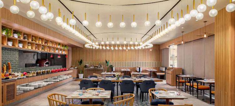 伊多尔-尼帕尼亚温德姆华美达安可酒店(Ramada Encore by Wyndham Indore Nipania)图片