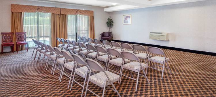 皮科里韦拉豪生套房酒店(Howard Johnson Hotel & Suites by Wyndham Pico Rivera)图片