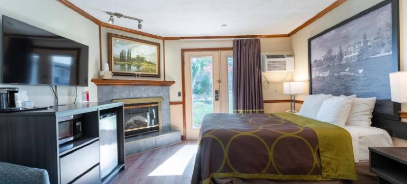 加纳诺克/乡绅度假村温德姆速 8 酒店(Super 8 by Wyndham Gananoque        Country Squire Resort)图片