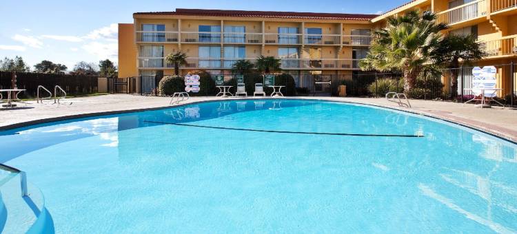 雷丁拉昆塔温德姆套房酒店(La Quinta Inn & Suites by Wyndham Redding)图片