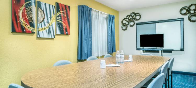 托马麦客达套房酒店(Microtel Inn & Suites by Wyndham Tomah)图片