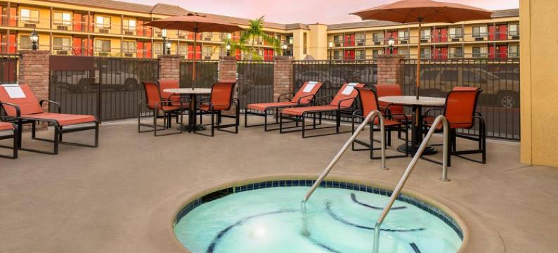 贝斯特韦斯特优质莱佛士酒店及套房(Best Western Plus Raffles Inn & Suites)图片