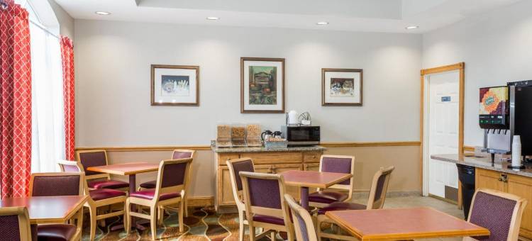 迈尔斯堡机场温德姆呗盟酒店(Baymont by Wyndham Fort Myers Airport)图片