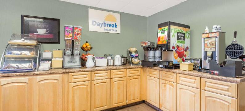 锡达福尔斯大学广场温德姆戴斯酒店(Days Inn by Wyndham Cedar Falls- University Plaza)图片