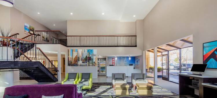 奥克兰海沃德拉昆塔温德姆套房酒店(La Quinta Inn & Suites by Wyndham Oakland - Hayward)图片