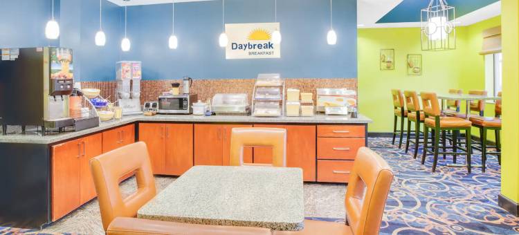 拉塞尔维尔温德姆戴斯套房酒店(Days Inn & Suites by Wyndham Russellville)图片