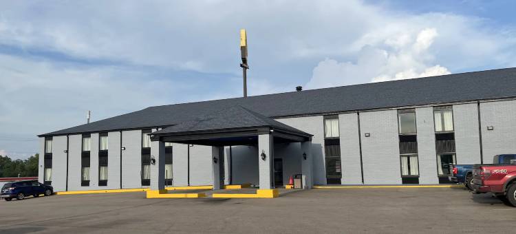 布卢明顿/诺玛温德姆戴斯套房酒店(Days Inn & Suites by Wyndham Bloomington/Normal IL)图片