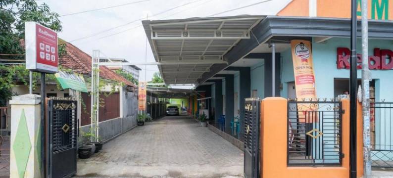红多兹伊斯兰酒店-近诗都阿佐力宝广场(RedDoorz Syariah Near Lippo Plaza Sidoarjo)图片