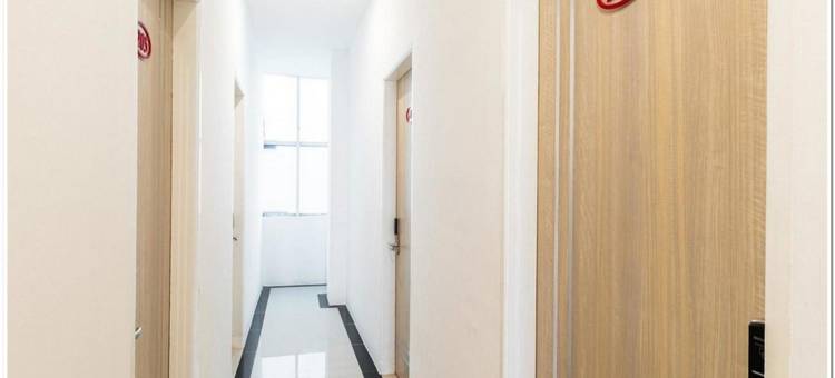 红多兹Plus酒店@棉兰卡塔姆索森特里姆(RedDoorz Plus @ Centrium Katamso Medan)图片