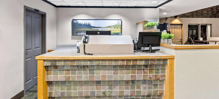 Heartland Inn & Suites, SureStay Collection by Best Western图片