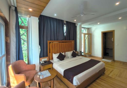 Hotel Luxury Inn by Stotrak Hospitality Hotel Overview