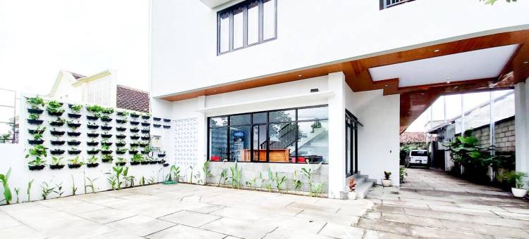 RedDoorz Plus Syariah at Umyas Hotel Near Terminal Anjuk Ladang Nganjuk图片