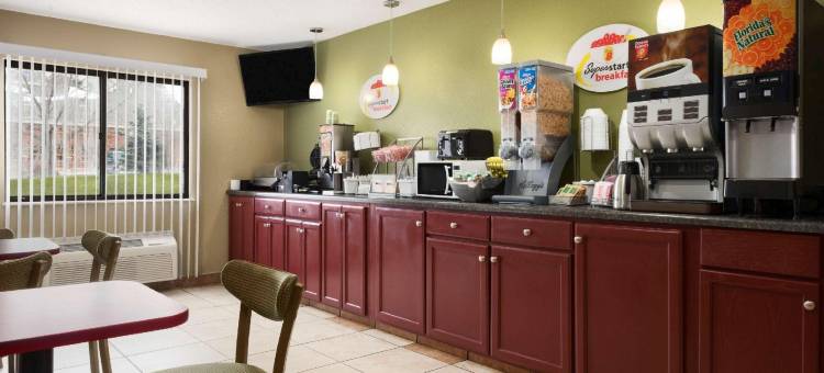 格林贝I-43巴士公园速8酒店(Super 8 by Wyndham Green Bay I-43 Bus. Park)图片