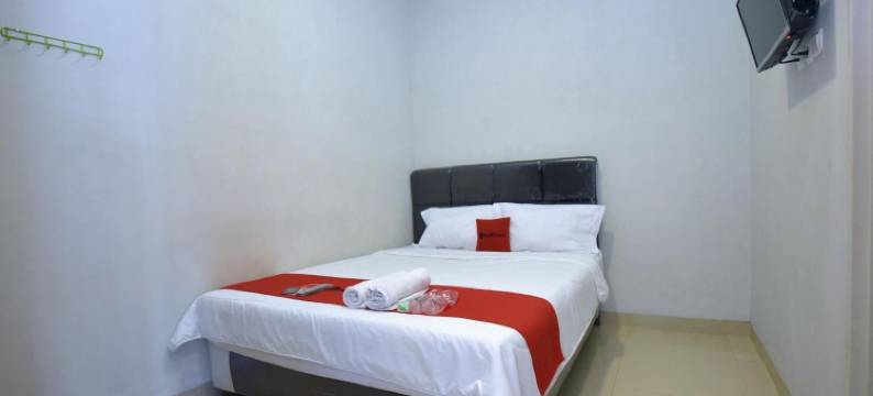 红多兹酒店近阿伦阿伦芝拉扎(RedDoorz near Alun Alun Cilacap)图片