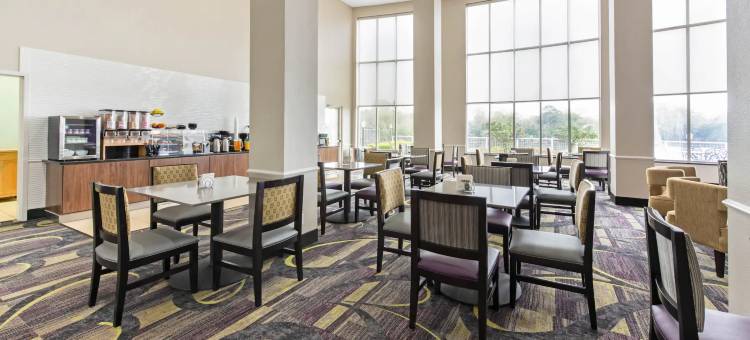 布里奇市拉昆塔温德姆套房酒店(La Quinta Inn & Suites by Wyndham Bridge City)图片