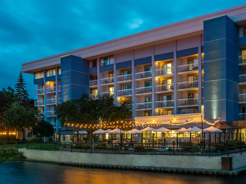 金斯顿海滨假日酒店