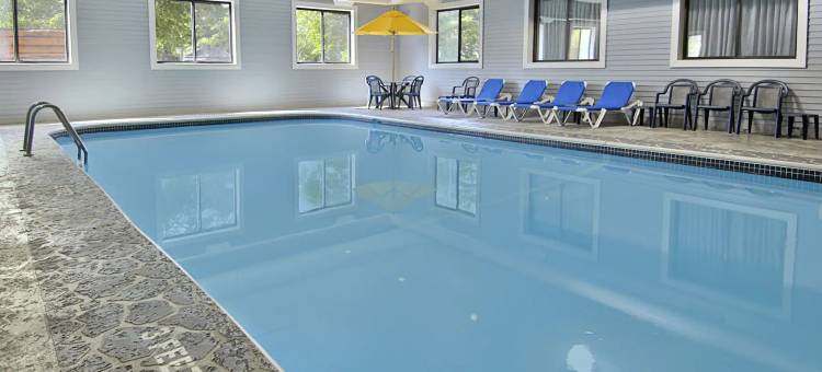 麦奇诺市布里奇维尤速8酒店(Super 8 by Wyndham Bridgeview of Mackinaw City)图片