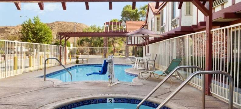 圣塔克拉利塔-瓦伦西亚速8酒店(Super 8 by Wyndham Santa Clarita/Valencia)图片