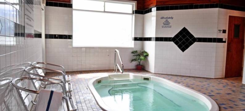 戈尔登Travelodge by Wyndham运动员山林小屋(Travelodge by Wyndham Golden Sportsman Lodge)图片