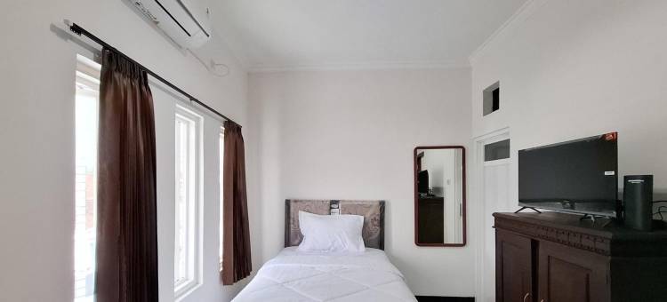 茉莉芬市苏里亚生活RedPartner太阳城购物中心酒店(Surya Living RedPartner near Suncity Mall Madiun)图片