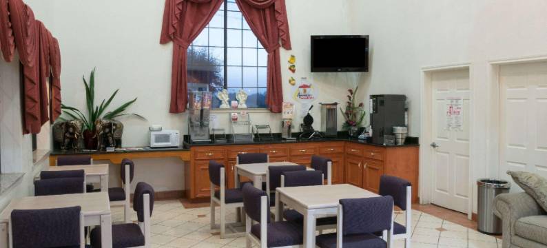 斯塔福德舒格兰地区速8酒店(Super 8 by Wyndham Stafford Sugarland Area)图片