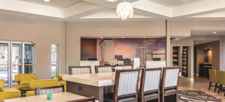 什里夫波特机场拉昆塔温德姆套房酒店(La Quinta Inn & Suites by Wyndham Shreveport Airport)图片