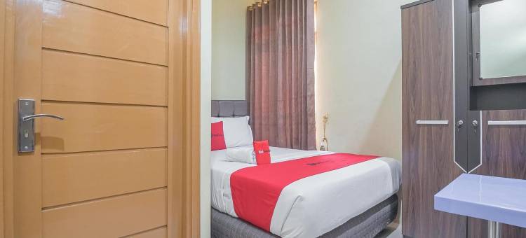 红多兹Plus酒店-近沙姆斯丁努尔机场3号(RedDoorz Plus Near Syamsudin Noor Airport 3)图片