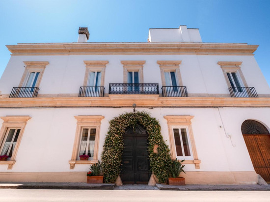 瓦廖之家广场酒店