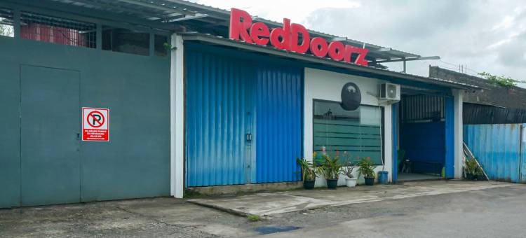 卡拉旺红多兹酒店-奥蒂斯塔路(RedDoorz @ Jalan Otista Karawang)图片