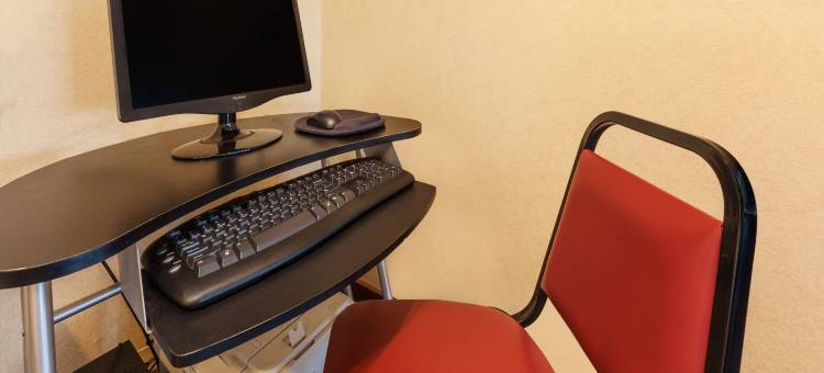 麦基诺市水滨华美达酒店(Ramada by Wyndham Mackinaw City Waterfront)图片