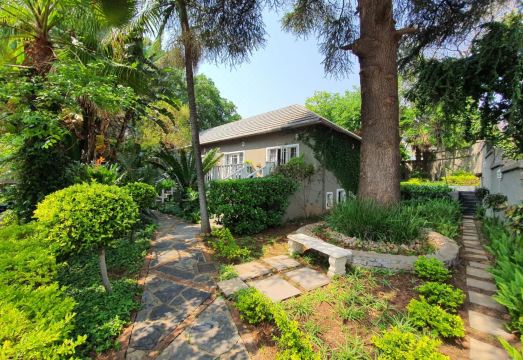 Waterhouse Guest Lodge in MuckleneukOver view