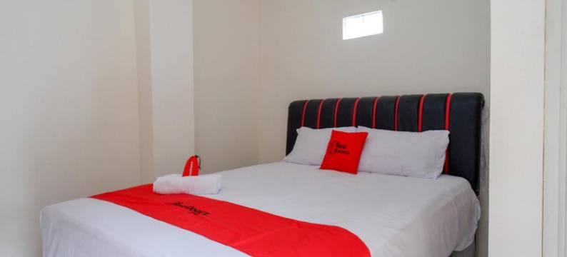 红多兹伊斯兰酒店-近GOR萨特里亚4号(RedDoorz Syariah Near Gor Satria 4)图片