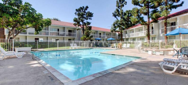 尔湾6号汽车旅馆 - 奥兰治县机场店(Motel 6 Santa Ana, CA - Irvine - Orange County Airport)图片
