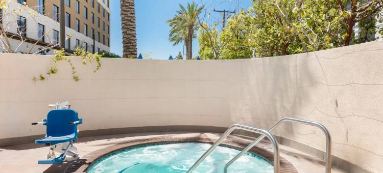 阿纳海姆度假区智选假日套房酒店(Holiday Inn Express & Suites Anaheim Resort Area)图片